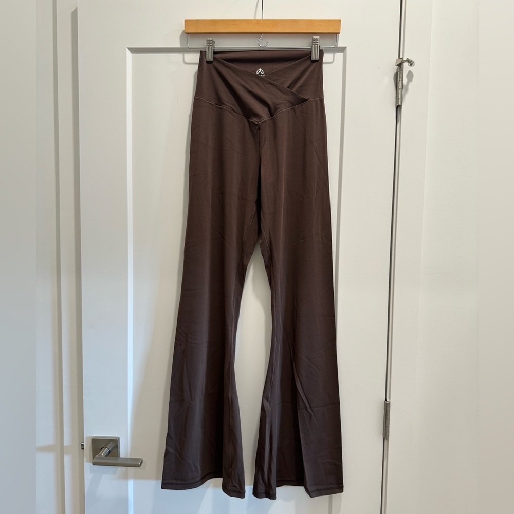 PRICE DROP⬇️ NWOT | Brown Crossover Flare Leggings | Size M